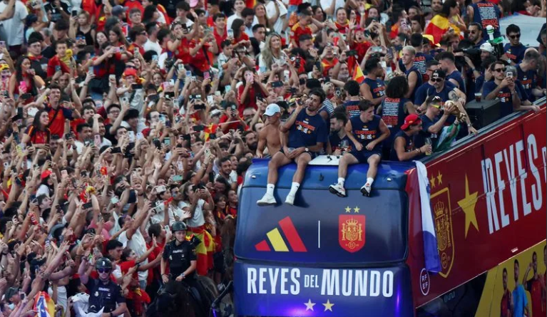 La selección española celebra su segundo título mundial con un multitudinario recorrido por Madrid