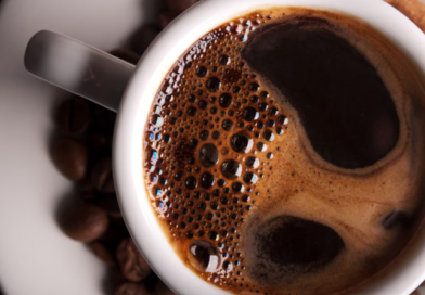Especialistas recomiendan moderar el consumo diario de café para evitar efectos adversos