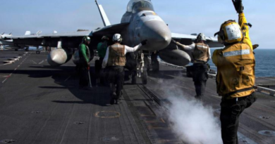 ICE detiene al padre de un marinero del USS Abraham Lincoln desplegado en Oriente Medio