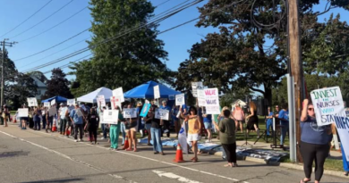 Trabajadores de Lawrence + Memorial protestan en New London por salarios y falta de personal
