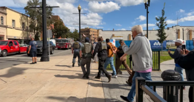 Dos personas resultaron heridas durante enfrentamiento entre activistas y agentes de ICE en tribunal de Meriden