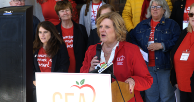 Educadores de Connecticut rechazan nuevas reglas federales de becas escolares por temor a perjudicar la educación pública Educadores de Connecticut rechazan nuevas reglas federales de becas escolares por temor a perjudicar la educación pública