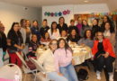 Mujeres latinas promueven el voto hispano con postales en español