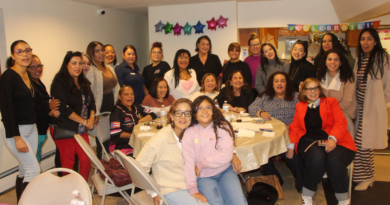 Mujeres latinas promueven el voto hispano con postales en español