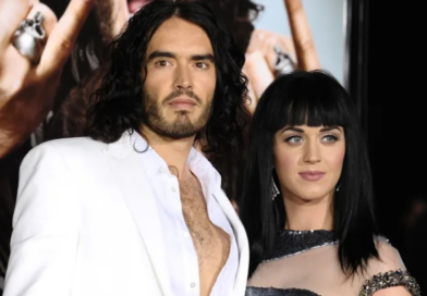 Russell Brand enfrenta juicio por violación y agresión sexual en Londres
