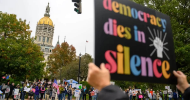 Protestas “No Kings” se realizaron en todo Connecticut con un llamado a defender la democracia y promover el voto Protestas “No Kings” se realizaron en todo Connecticut con un llamado a defender la democracia y promover el voto